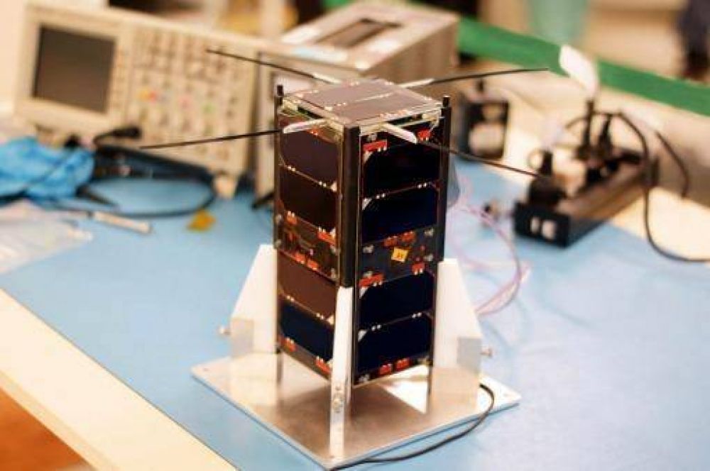 Ya est� en �rbita "Capit�n Beto", el nanosat�lite argentino
