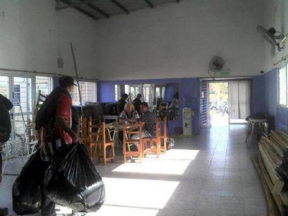 Contin�a el trabajo en el CIC del barrio El Retiro tras el temporal