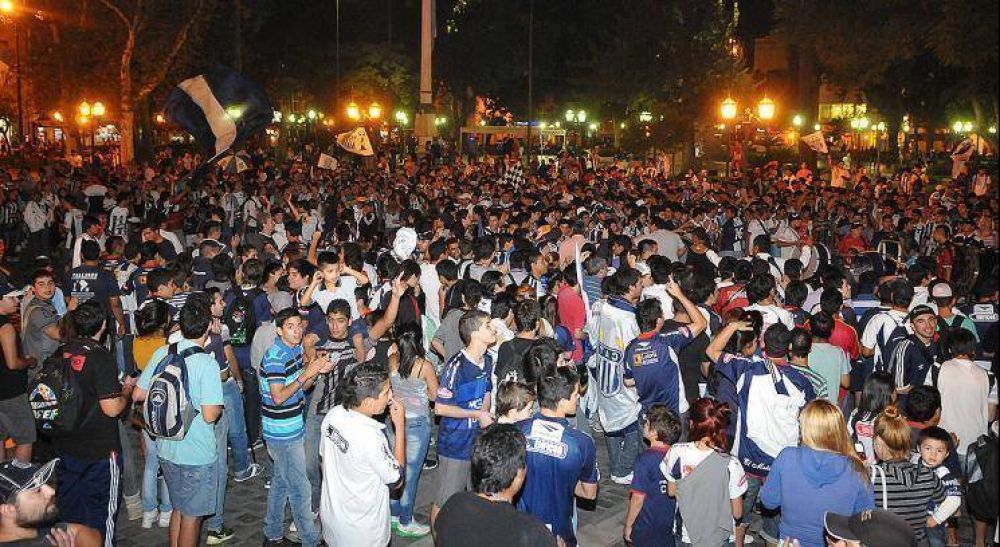 Los hinchas de Talleres coparon la Plaza San Mart�n