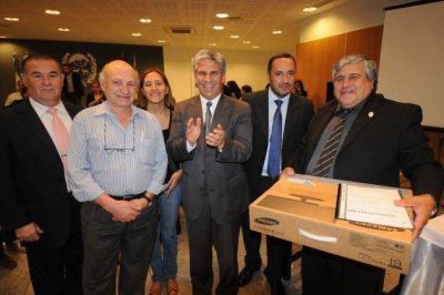 Subsidios, material did�ctico y tecnol�gico para 35 escuelas t�cnicas
