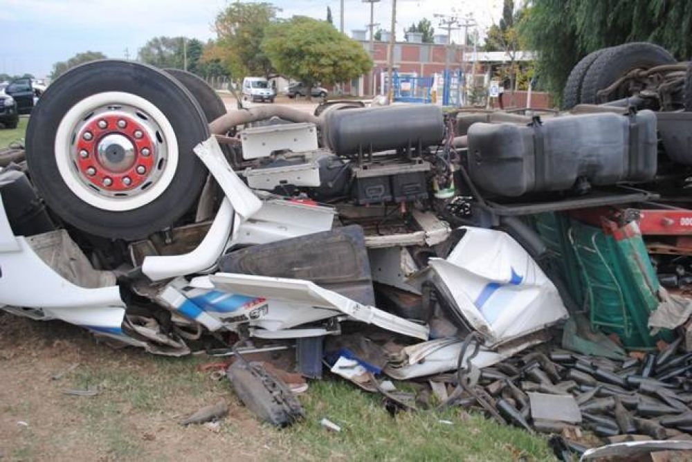Un hombre muri� al volcar en su cami�n