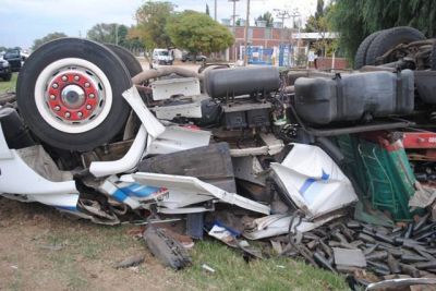 Un hombre muri� al volcar en su cami�n
