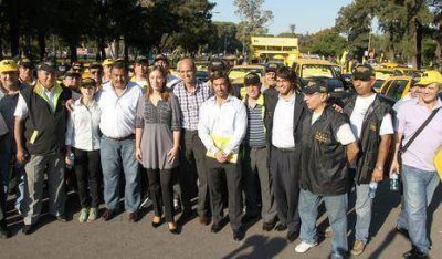 Vidal firma convenio con Sindicato de Taxis