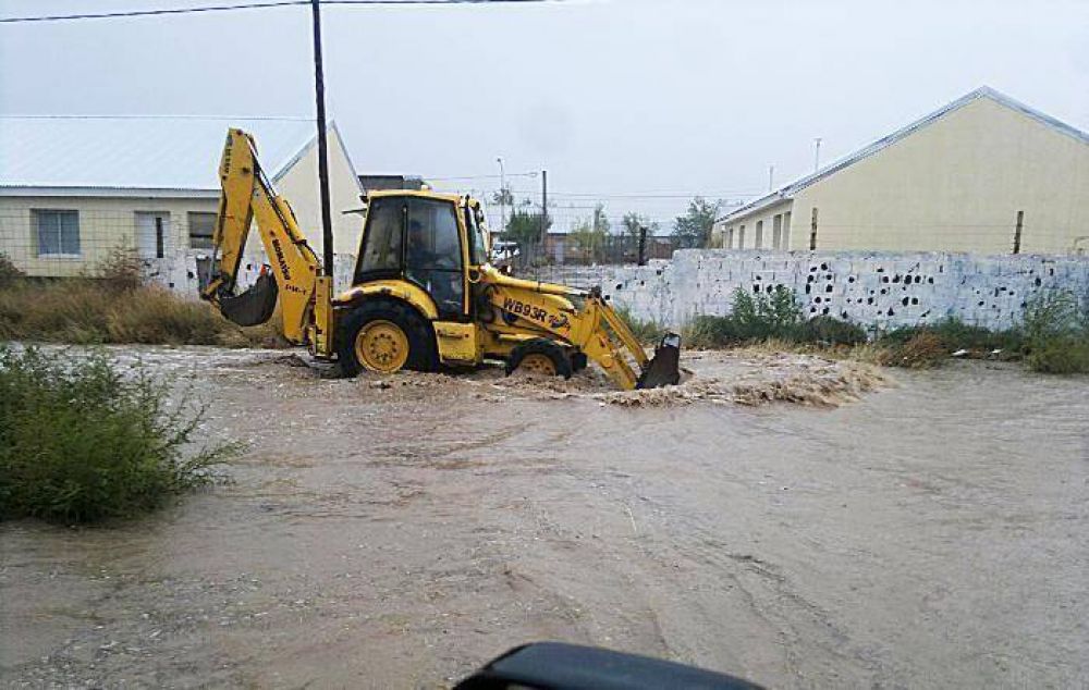 Barrios inundados en Moreno y evacuados en Loncopu�