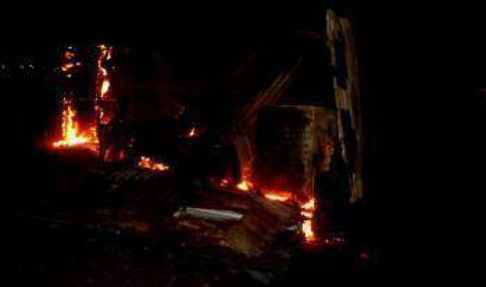 Se incendi� por completo una precaria vivienda