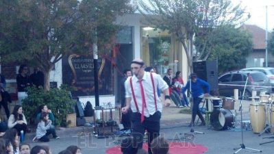 Payasos, magia y m�sica en la calle