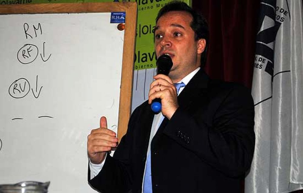 Juan Carnevale se qued� y contest� sobre la econom�a argentina