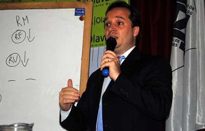 Juan Carnevale se qued� y contest� sobre la econom�a argentina