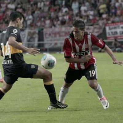 Maxi Nu�ez los "emboca" y Estudiantes corta su mala racha
