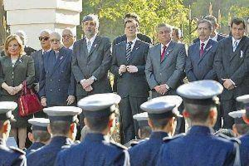 Zamora encabez� el acto por el 193� aniversario de la Autonom�a provincial