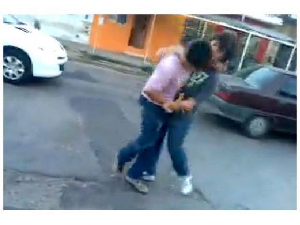 Difunden por la web pelea entre dos alumnos a la salida de la escuela