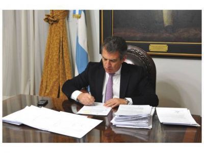 Urribarri promulg� la ley de multas a prost�bulos