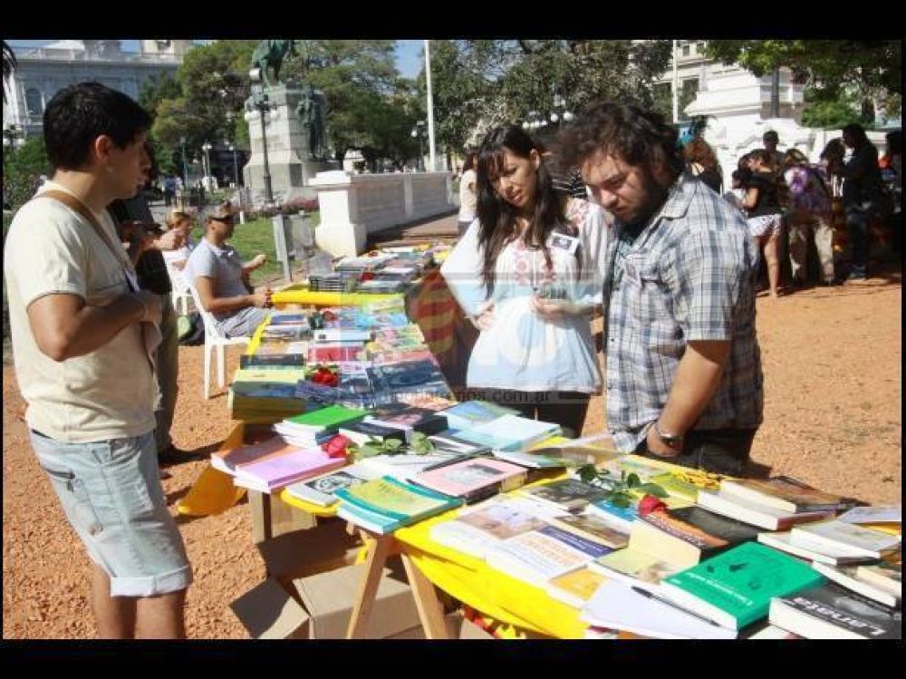 La plaza 1� de Mayo se cubri� de libros y rosas