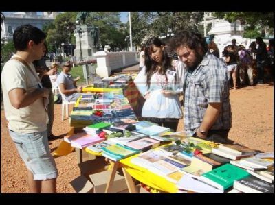 La plaza 1� de Mayo se cubri� de libros y rosas