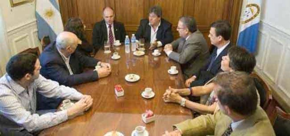 Funcionarios pampeanos en reuni�n sobre pol�tica h�drica