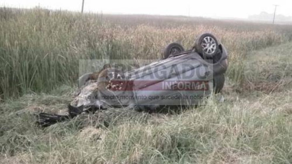 Un auto perdi� el control y volc� en la ruta 5
