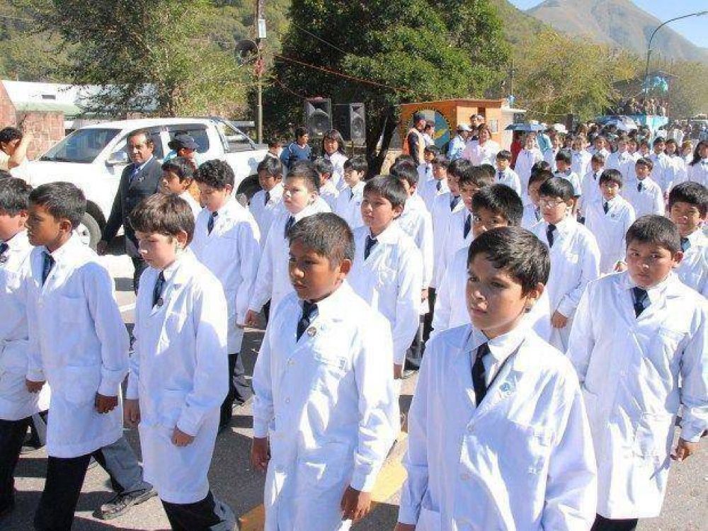 Concurrido desfile con delegaciones invitadas