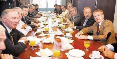 El agro se mostr� con la oposici�n, pero quiere reunirse con Kirchner