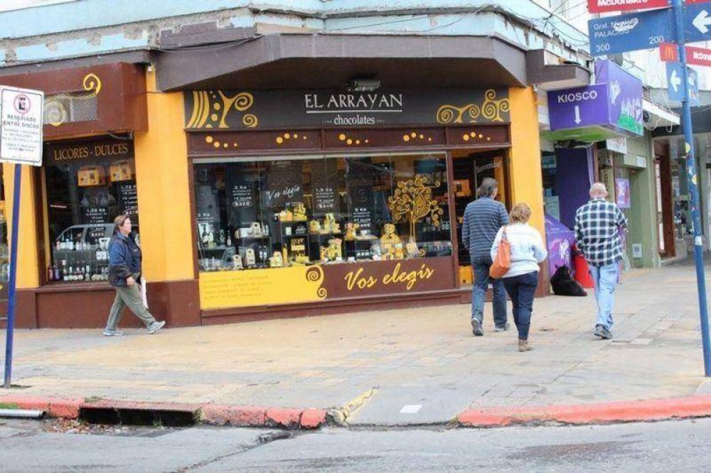 Dos sujetos asaltan chocolater�a en plena Mitre