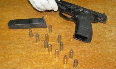 Detuvieron a un joven de 17 a�os que circulaba en moto y ten�a una pistola