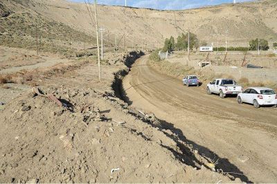 Boyero visit� los paliativos para contener el agua de lluvia en Zona Norte