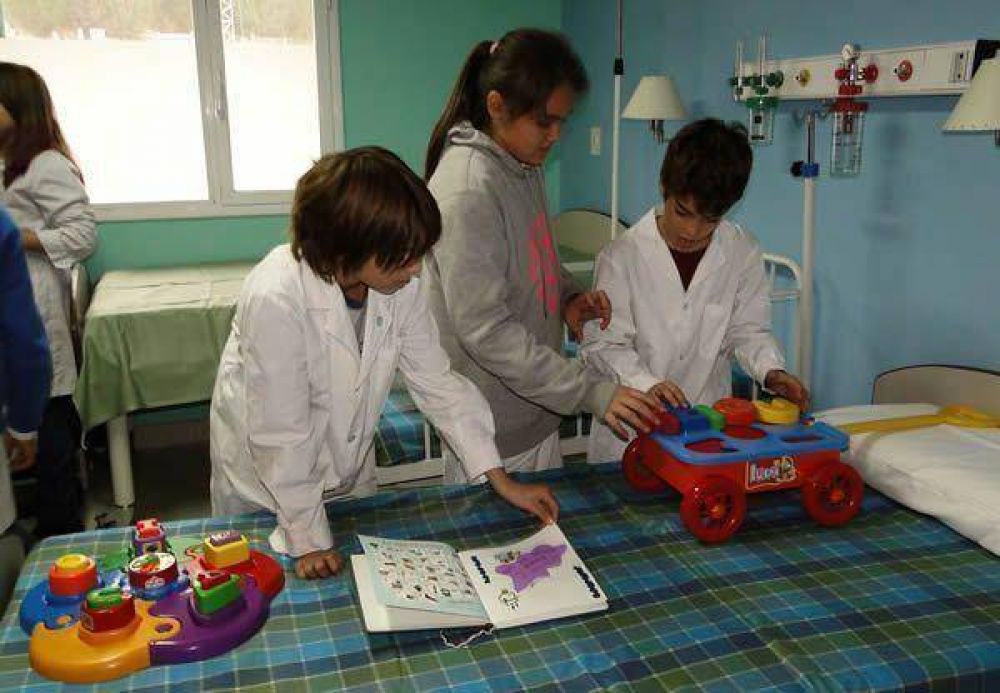 Alumnos de la escuela 353 entregaron donaciones a la sala de pediatr�a del hospital