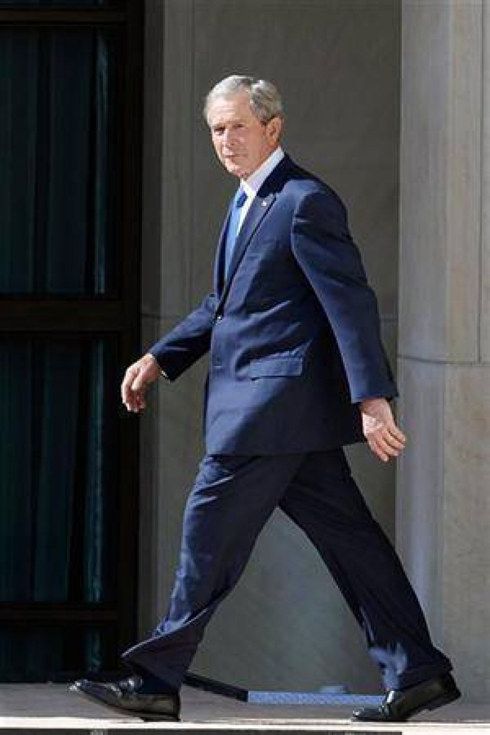 Tras a�os en las sombras, Bush relanza su figura