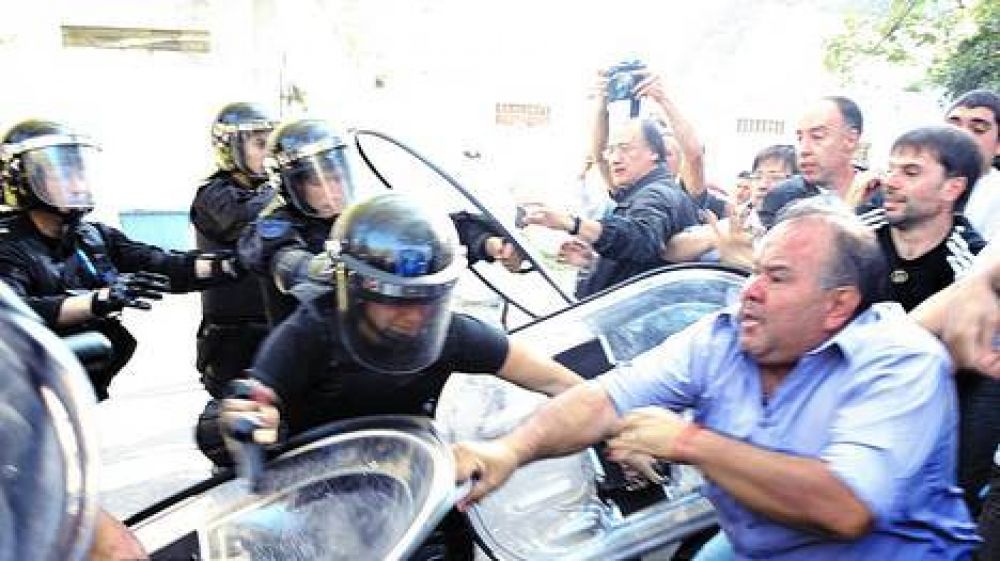 Cruces pol�ticos: Crece la ofensiva contra Macri tras la violencia en el Borda
