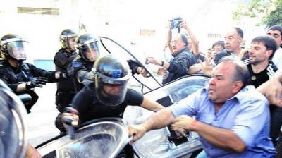 Cruces pol�ticos: Crece la ofensiva contra Macri tras la violencia en el Borda
