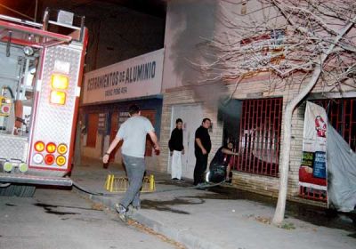 Un incendio accidental destruy� un taller textil 