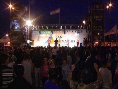 La movida tropical hizo bailar a miles de vecinos en San Fernando