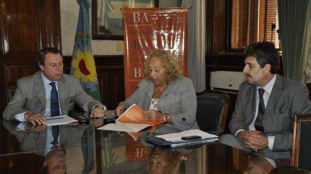 La Intendente Giroldi se entrevist� con el Ministro de Justicia y Seguridad provincial, Ricardo Casal 