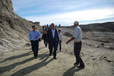 Buzzi supervis� la pavimentaci�n del acceso al Bosque Petrificado 