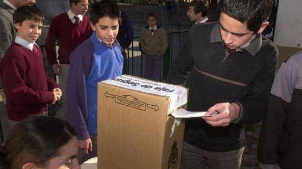 Adolescentes se preparan para su debut electoral del 27 de octubre