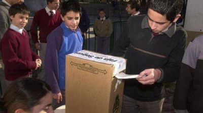 Adolescentes se preparan para su debut electoral del 27 de octubre