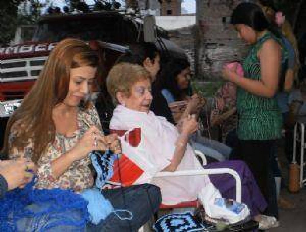Tejedoras solidarias por los santiague�os