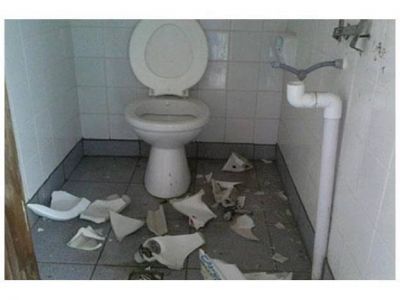 V�ndalos destrozaron los ba�os p�blicos en la plaza de L�baros