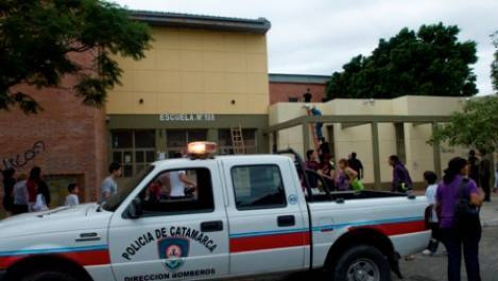 Fue a buscar la pelota en una escuela y muri� electrocutado