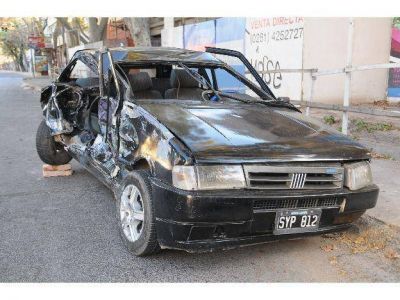 Un joven sufri� grav�simas heridas en un choque entre un auto y un trole