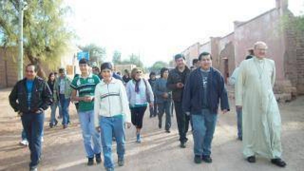 Los pobladores de La Puntilla y Banda de Lucero recibieron con entusiasmo la visita del obispo