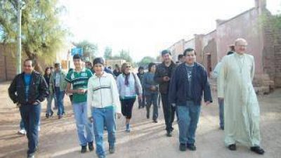 Los pobladores de La Puntilla y Banda de Lucero recibieron con entusiasmo la visita del obispo