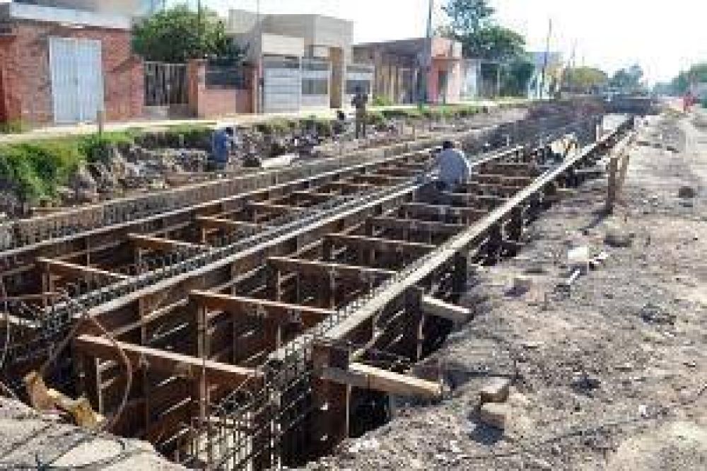 La obra de pavimentaci�n de la avenida Urquiza sigue con la construcci�n del conducto pluvial