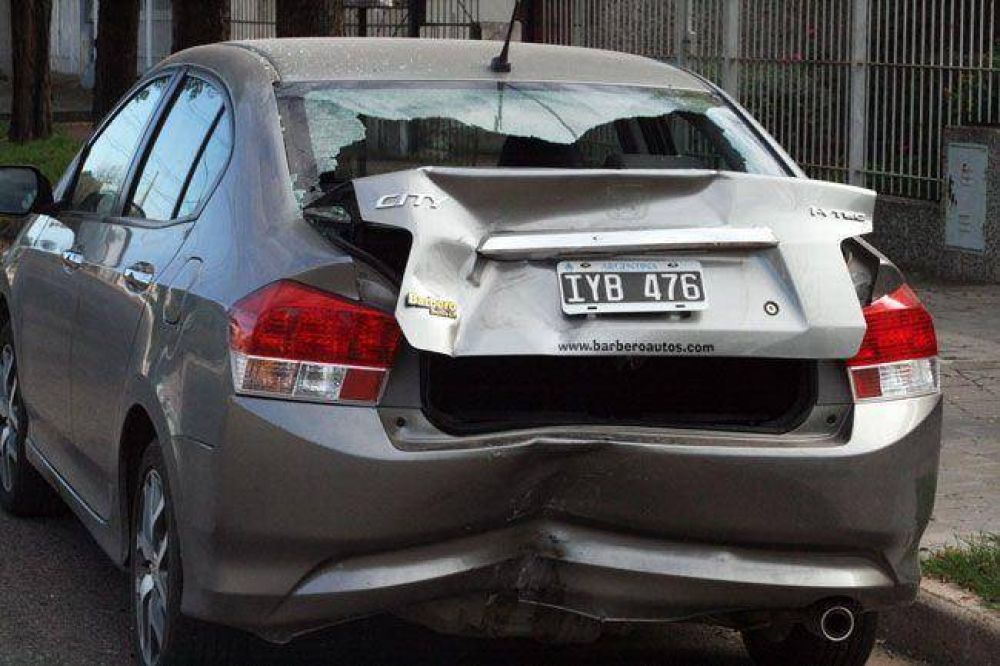 Motociclista choc� un auto estacionado