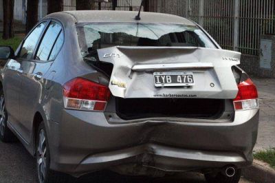 Motociclista choc� un auto estacionado