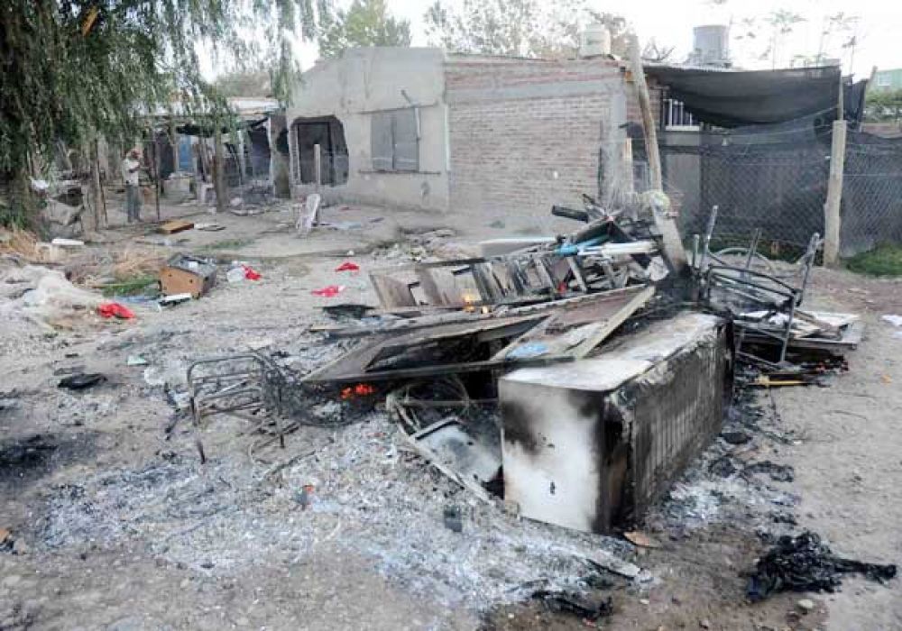 Echan a familia acusada de robos y le destruyen la casa 