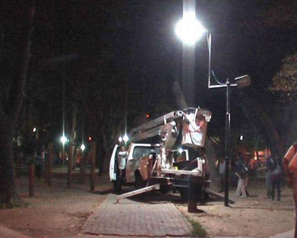 Plaza del Bicentenario: Inicio de trabajos de renovaci�n de luminarias