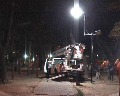 Plaza del Bicentenario: Inicio de trabajos de renovaci�n de luminarias