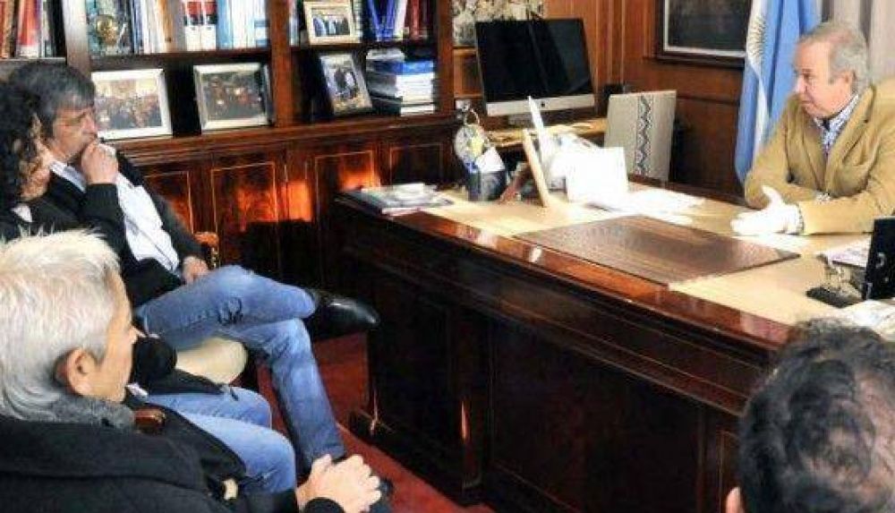 Peralta recibi� a profesionales del Hospital Garraham