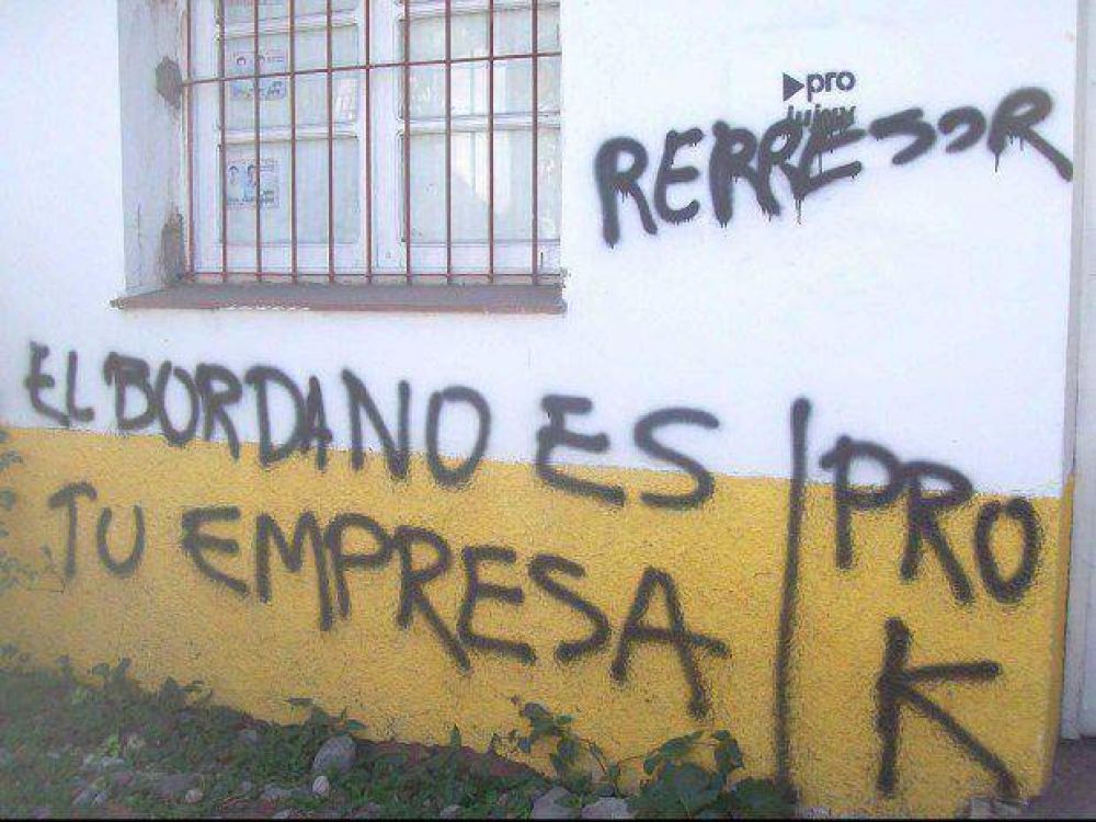 Pintadas en la sede del PRO