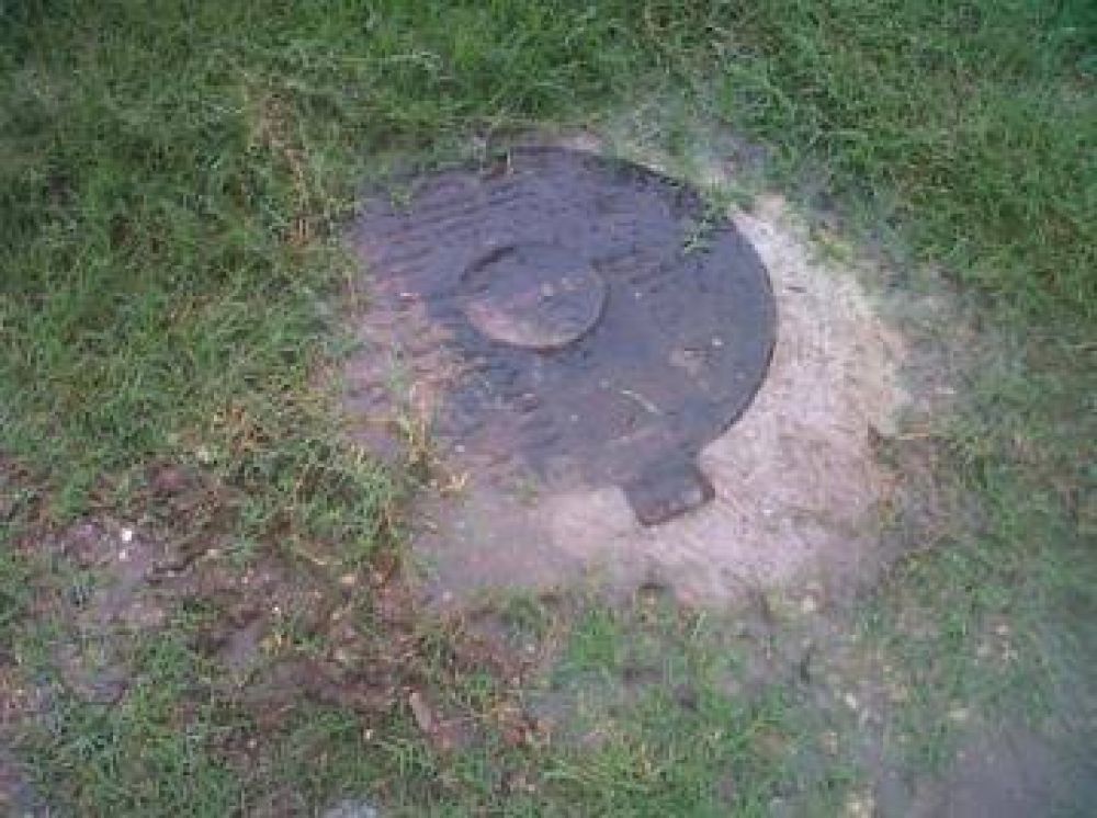 Reclamo por desborde de alcantarillas en Villa del Parque